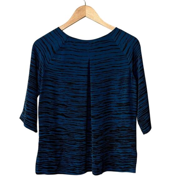 Vince Women’s 100% Silk Horizontal Animal Print Blouse Blue Black Size XSmall - Picture 2 of 9